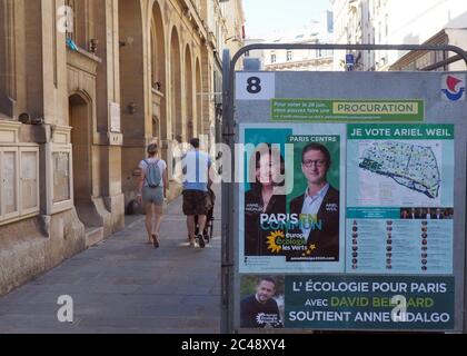 Paris, France. 24 juin 2020. Les affiches de campagne électorale pour les élections locales de ce dimanche (28.06.2020) sont dans le deuxième arrondissement de Paris, devant la mairie. L'une des affiches présente le maire socialiste Anne Hidalgo, qui a de bonnes chances pour un second mandat. (À dpa 'Macron et la vague verte - en France est réélu' sur 25.06.2020) Credit: Christian Böhmer/dpa/Alay Live News Banque D'Images