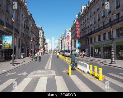 Paris, France. 24 juin 2020. Les pistes cyclables élargies de la rue de Rivoli, dans le centre de Paris, sont très prisées des cyclistes. La ville a créé des chemins supplémentaires pour les cyclistes après les restrictions de sortie liées à la couronne. (À dpa 'Macron et la vague verte - en France est réélu' sur 25.06.2020) Credit: Christian Böhmer/dpa/Alay Live News Banque D'Images