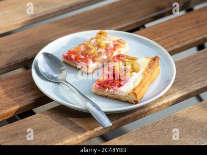 assiette de gâteau de rhubarbe fraîchement cuit sur une table en bois Banque D'Images