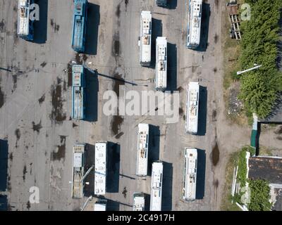 Trolleybus dans le parking au dépôt, vue aérienne. Banque D'Images