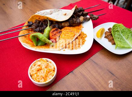 Viande d'agneau de kebab turque sur brochette. Avec légumes et riz sur une assiette de service. SIS turc (bish) Kebab / chish kebab Banque D'Images