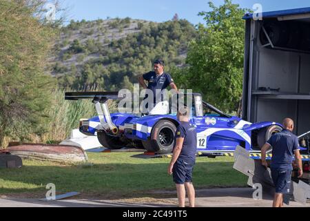 Skradin Croatie juin 2020 la voiture de course de Formule est soulevée dans un camion spécialisé pour le transport des événements Banque D'Images