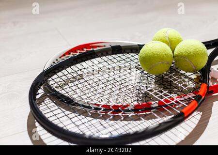 Sport, Fitness, mode de vie sain et des objets concept - close up de raquette de tennis avec des boules Banque D'Images