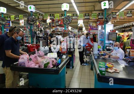Modifier. 24 juin 2020. Les Israéliens portant des masques sont vus dans un supermarché de la ville israélienne centrale de Modiin, dans le contexte de la pandémie COVID-19, le 24 juin 2020. Le Ministère israélien de la santé a signalé mercredi 532 nouveaux cas de coronavirus, le chiffre quotidien le plus élevé depuis avril 22, portant à 22,044 le nombre total de cas de coronavirus en Israël. Crédit: Gil Cohen Magen/Xinhua/Alay Live News Banque D'Images