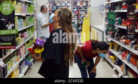 Modifier. 24 juin 2020. Les Israéliens portant des masques sont vus dans un supermarché de la ville israélienne centrale de Modiin, dans le contexte de la pandémie COVID-19, le 24 juin 2020. Le Ministère israélien de la santé a signalé mercredi 532 nouveaux cas de coronavirus, le chiffre quotidien le plus élevé depuis avril 22, portant à 22,044 le nombre total de cas de coronavirus en Israël. Crédit: Gil Cohen Magen/Xinhua/Alay Live News Banque D'Images
