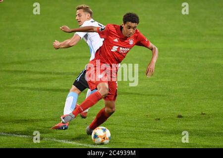 Muenchen, Gruenwalder Stadion. 24 juin 2020. Jamal MUSIALA (FCB), action, duels contre Dennis DRESSEL (TSV Munich 1860). Football 3.Liga, 35.matchday, matchday35, FC Bayern Munich amateurs - TSV Munich 1860 2-1, le 24 juin 2020 à Muenchen, Gruenwalder Stadion. LES RÉGLEMENTATIONS DFL INTERDISENT TOUTE UTILISATION DE PHOTOGRAPHIES COMME SÉQUENCES D'IMAGES ET/OU QUASI-VIDÉO. | utilisation dans le monde crédit : dpa/Alay Live News Banque D'Images