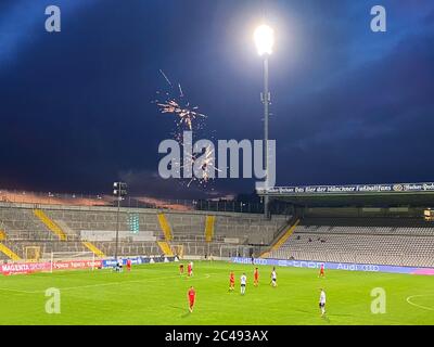 Muenchen, Gruenwalder Stadion. 24 juin 2020. Les fans de Sixes allument des feux d'artifice à l'extérieur du stade. Football 3.Liga, 35.matchday, matchday35, FC Bayern Munich amateurs - TSV Munich 1860 2-1, le 24 juin 2020 à Muenchen, Gruenwalder Stadion. LES RÉGLEMENTATIONS DFL INTERDISENT TOUTE UTILISATION DE PHOTOGRAPHIES COMME SÉQUENCES D'IMAGES ET/OU QUASI-VIDÉO. | utilisation dans le monde crédit : dpa/Alay Live News Banque D'Images