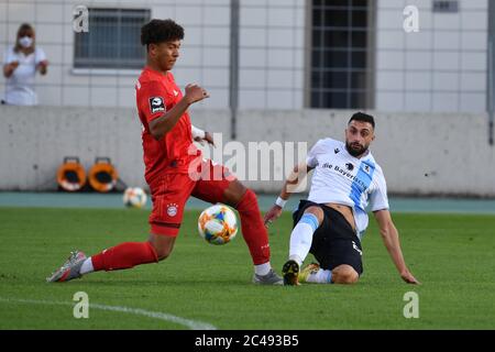 Muenchen, Gruenwalder Stadion. 24 juin 2020. Efkan BEKIROGLU (TSV Munich 1860), action, duels contre Christopher RICHARDS (FCB). Football 3.Liga, 35.matchday, matchday35, FC Bayern Munich amateurs - TSV Munich 1860 2-1, le 24 juin 2020 à Muenchen, Gruenwalder Stadion. LES RÉGLEMENTATIONS DFL INTERDISENT TOUTE UTILISATION DE PHOTOGRAPHIES COMME SÉQUENCES D'IMAGES ET/OU QUASI-VIDÉO. | utilisation dans le monde crédit : dpa/Alay Live News Banque D'Images