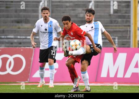 Muenchen, Gruenwalder Stadion. 24 juin 2020. De droite: Aaron Berzel (TSV Munich 1860), Jamal MUSIALA (FCB), Dennis ERDMANN (1860), action, duels. Football 3.Liga, 35.matchday, matchday35, FC Bayern Munich amateurs - TSV Munich 1860 2-1, le 24 juin 2020 à Muenchen, Gruenwalder Stadion. LES RÉGLEMENTATIONS DFL INTERDISENT TOUTE UTILISATION DE PHOTOGRAPHIES COMME SÉQUENCES D'IMAGES ET/OU QUASI-VIDÉO. | utilisation dans le monde crédit : dpa/Alay Live News Banque D'Images