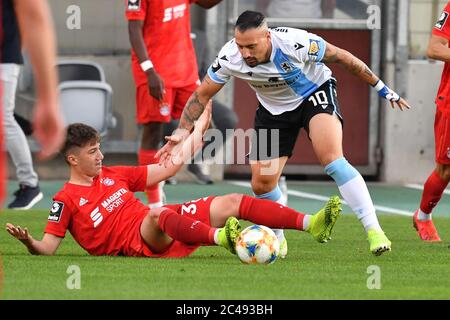 Muenchen, Gruenwalder Stadion. 24 juin 2020. Timo GEBHART (TSV Munich 1860), action, duels contre Angelo STILLER (FCB), soccer 3.Liga, 35.match-day, match-metrday35, FC Bayern Munich amateurs - TSV Munich 1860 2-1, le 24 juin 2020 à Muenchen, Gruenwalder Stadion. LES RÉGLEMENTATIONS DFL INTERDISENT TOUTE UTILISATION DE PHOTOGRAPHIES COMME SÉQUENCES D'IMAGES ET/OU QUASI-VIDÉO. | utilisation dans le monde crédit : dpa/Alay Live News Banque D'Images