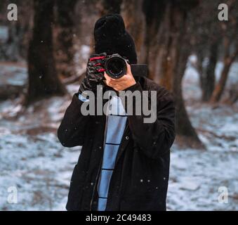 Photographe masculin capturant l'hiver dans la forêt Banque D'Images