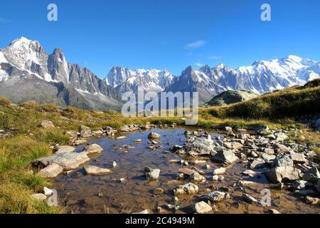 Vue sur le Mont blanc (le plus à gauche) depuis un balcon à Aiguilles rouges au-dessus de Chamonix, France. Banque D'Images