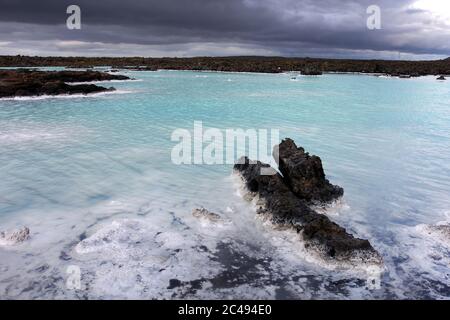 Le Blue Lagoon est une piscine et un spa artificiels alimentés par les eaux usées d'une centrale géothermique dans les champs de lave près de Grindavik, en Islande. Le su bleu Banque D'Images