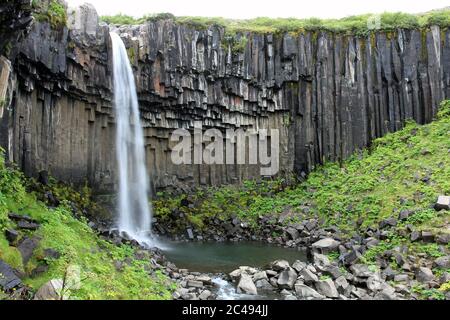 Cascade de Svartifoss (automne noir) dans le parc national de Skaftafell, en Islande. Exposition longue. Banque D'Images