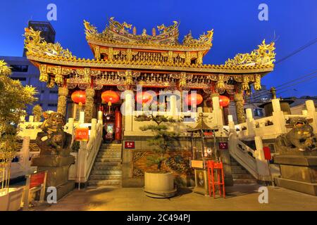 Bâtiment intérieur élaboré du temple Kwan Tai dans le quartier chinois de Yokohama, au Japon, pendant la nuit. Banque D'Images