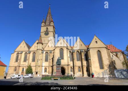 La cathédrale luthérienne de Sainte Marie est l'église la plus imposante de Sibiu, en Roumanie, un chef-d'œuvre de l'architecture gothique. Position grand angle, jour Banque D'Images