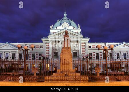 Récemment rénové Coltea Hospital un complexe historique de bâtiments dans le centre de Bucarest, Roumanie la nuit. Banque D'Images