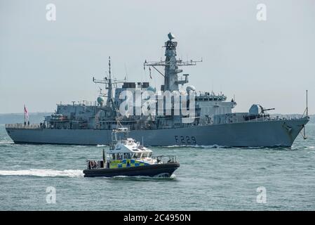 La frégate de type 23 de la Royal Navy (Duke Class) HMS Lancaster (F229) arrive à Portsmouth (Royaume-Uni) le 23 juin 2020. Banque D'Images