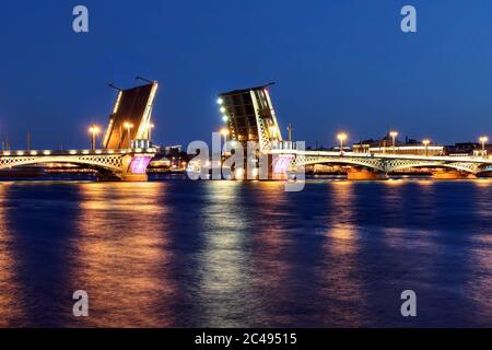 Blagoveschenskiy Pont sur la Neva à Saint-Pétersbourg dans sa position ouverte pour permettre aux navires d'entrer dans la ville pendant les nuits blanches de Ju Banque D'Images