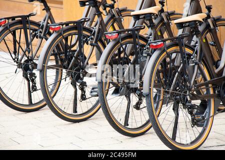 Nouvelles bicyclettes élégantes exposées, détail contre le mur Banque D'Images