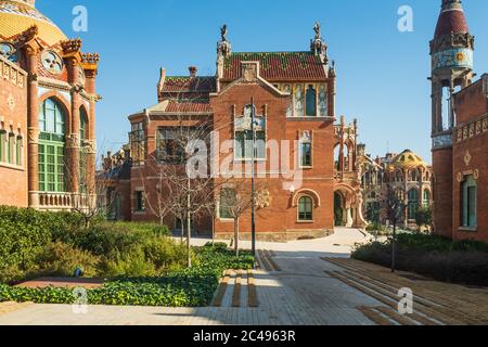 Vue latérale du pavillon central de l'ancien hôpital Sant Pau de Barcelone, Espagne. Banque D'Images