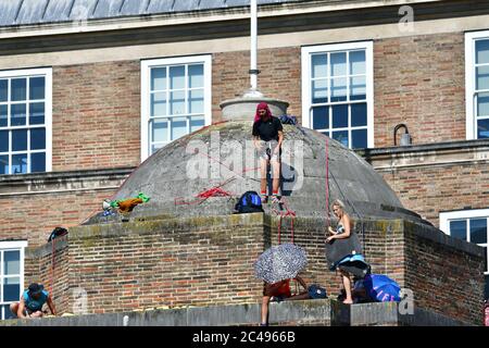 Bristol, Royaume-Uni. 25 juin 2020. 25 juin 2020. L'itinéraire Rebellion Climbing Tower de l'hôtel de ville de Bristol sur l'air pur exigeant que le conseil municipal de Bristol adopte une atmosphère propre dans tous les secteurs de Bristol d'ici avril 2021. Ils ont dit qu'ils ne sont pas en train de descendre. Crédit photo : Robert Timoney/Alay Live News Banque D'Images