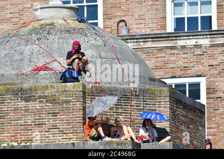 Bristol, Royaume-Uni. 25 juin 2020. 25 juin 2020. L'itinéraire Rebellion Climbing Tower de l'hôtel de ville de Bristol sur l'air pur exigeant que le conseil municipal de Bristol adopte une atmosphère propre dans tous les secteurs de Bristol d'ici avril 2021. Ils ont dit qu'ils ne sont pas en train de descendre. Crédit photo : Robert Timoney/Alay Live News Banque D'Images