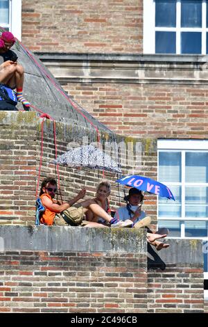 Bristol, Royaume-Uni. 25 juin 2020. 25 juin 2020. L'itinéraire Rebellion Climbing Tower de l'hôtel de ville de Bristol sur l'air pur exigeant que le conseil municipal de Bristol adopte une atmosphère propre dans tous les secteurs de Bristol d'ici avril 2021. Ils ont dit qu'ils ne sont pas en train de descendre. Crédit photo : Robert Timoney/Alay Live News Banque D'Images