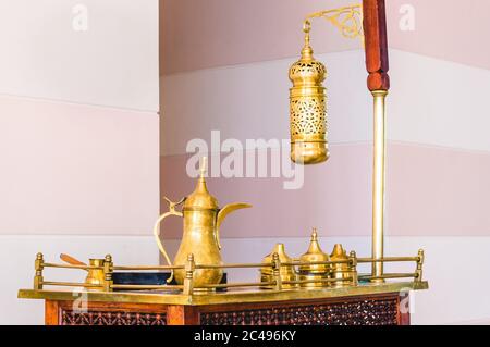 Café arabe traditionnel avec cezve et dallah sur table ancienne Banque D'Images