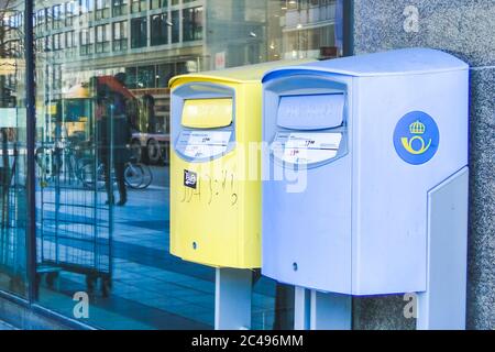 STOCKHOLM, SUÈDE - 21 MARS 2013 - boîtes aux lettres bleues et jaunes à Stockholm, Suède près de la vitrine des boutiques. Banque D'Images