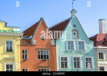 Journée ensoleillée avec des maisons colorées dans le centre de Tallinn Banque D'Images