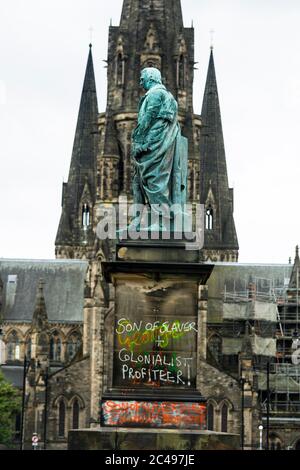 On aperçut Graffiti, sur la statue de Robert Viscount Melville, rue Melville à Édimbourg, où se déroule le débat sur le racisme, qui a déclaré « son de castor » et « son profitereur colonialiste ». L'Écosse est dans une 12e semaine de confinement en raison de l'épidémie de Covid-19. Crédit: Euan Cherry Banque D'Images