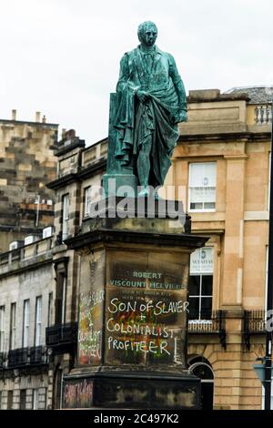 On aperçut Graffiti, sur la statue de Robert Viscount Melville, rue Melville à Édimbourg, où se déroule le débat sur le racisme, qui a déclaré « son de castor » et « son profitereur colonialiste ». L'Écosse est dans une 12e semaine de confinement en raison de l'épidémie de Covid-19. Crédit: Euan Cherry Banque D'Images