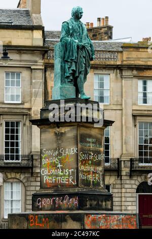 On aperçut Graffiti, sur la statue de Robert Viscount Melville, rue Melville à Édimbourg, où se déroule le débat sur le racisme, qui a déclaré « son de castor » et « son profitereur colonialiste ». L'Écosse est dans une 12e semaine de confinement en raison de l'épidémie de Covid-19. Crédit: Euan Cherry Banque D'Images