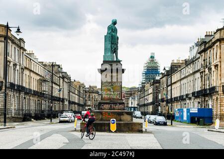 On aperçut Graffiti, sur la statue de Robert Viscount Melville, rue Melville à Édimbourg, où se déroule le débat sur le racisme, qui a déclaré « son de castor » et « son profitereur colonialiste ». L'Écosse est dans une 12e semaine de confinement en raison de l'épidémie de Covid-19. Crédit: Euan Cherry Banque D'Images