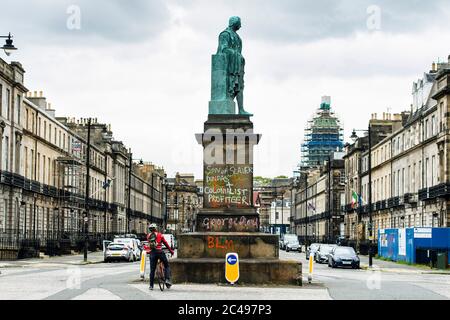 On aperçut Graffiti, sur la statue de Robert Viscount Melville, rue Melville à Édimbourg, où se déroule le débat sur le racisme, qui a déclaré « son de castor » et « son profitereur colonialiste ». L'Écosse est dans une 12e semaine de confinement en raison de l'épidémie de Covid-19. Crédit: Euan Cherry Banque D'Images