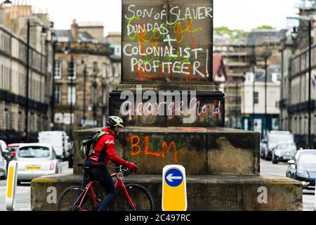 On aperçut Graffiti, sur la statue de Robert Viscount Melville, rue Melville à Édimbourg, où se déroule le débat sur le racisme, qui a déclaré « son de castor » et « son profitereur colonialiste ». L'Écosse est dans une 12e semaine de confinement en raison de l'épidémie de Covid-19. Crédit: Euan Cherry Banque D'Images