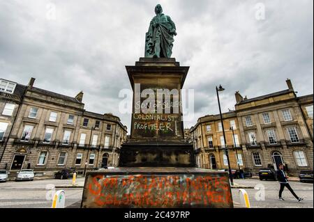 On aperçut Graffiti, sur la statue de Robert Viscount Melville, rue Melville à Édimbourg, où se déroule le débat sur le racisme, qui a déclaré « son de castor » et « son profitereur colonialiste ». L'Écosse est dans une 12e semaine de confinement en raison de l'épidémie de Covid-19. Crédit: Euan Cherry Banque D'Images