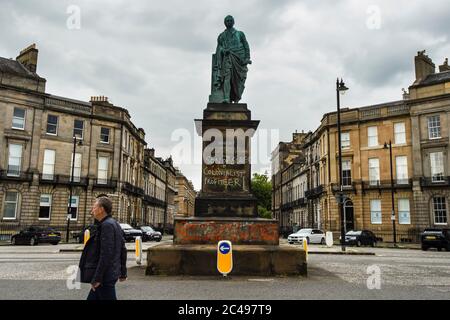 On aperçut Graffiti, sur la statue de Robert Viscount Melville, rue Melville à Édimbourg, où se déroule le débat sur le racisme, qui a déclaré « son de castor » et « son profitereur colonialiste ». L'Écosse est dans une 12e semaine de confinement en raison de l'épidémie de Covid-19. Crédit: Euan Cherry Banque D'Images