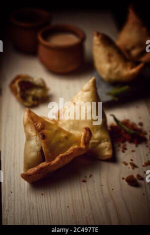 Cuisine indienne en-cas samosa Banque D'Images