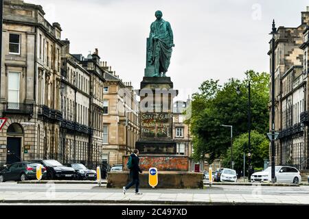 On aperçut Graffiti, sur la statue de Robert Viscount Melville, rue Melville à Édimbourg, où se déroule le débat sur le racisme, qui a déclaré « son de castor » et « son profitereur colonialiste ». L'Écosse est dans une 12e semaine de confinement en raison de l'épidémie de Covid-19. Crédit: Euan Cherry Banque D'Images