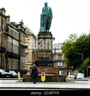 On aperçut Graffiti, sur la statue de Robert Viscount Melville, rue Melville à Édimbourg, où se déroule le débat sur le racisme, qui a déclaré « son de castor » et « son profitereur colonialiste ». L'Écosse est dans une 12e semaine de confinement en raison de l'épidémie de Covid-19. Crédit: Euan Cherry Banque D'Images