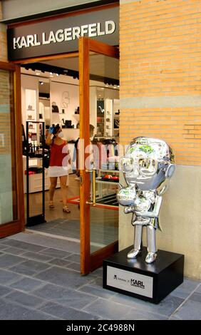 Karl Lagerfeld Shop Front à Las Rozas shopping Madrid Avec une petite statue chromée argentée du designer Madrid Espagne Banque D'Images