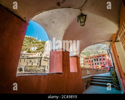 Allée de Vernazza un des cinq villages colorés de Cinque Terre Banque D'Images