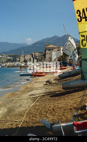 Images numérisées d'archives d'une Corse passée. Une scène de plage animée à Propriano Corse en 1980. Banque D'Images