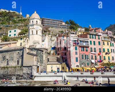 Vue sur Vernazza, l'un des cinq villages colorés des Cinque Terre Banque D'Images