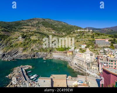 Vue sur Vernazza, l'un des cinq villages colorés des Cinque Terre Banque D'Images