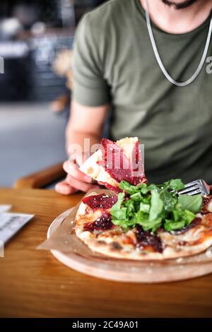 Pizza sur table en bois. Pour un restaurant de restauration rapide ou un menu de restauration rapide.savoureuse pizza maison sur un bureau en bois. Banque D'Images