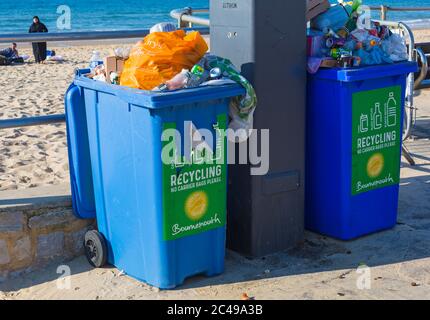 Bournemouth, Dorset, Royaume-Uni. 25 juin 2020. Météo au Royaume-Uni : le matin après la veille montre les séquelles des plages remplies de Bournemouth en raison de la vague de chaleur avec des détritus partout et des tentes sur les plages. Le conseil BCP essaie de se tenir au sommet de l'informatique et les employés du conseil ae de ramasser la litière des plages, mais avec une autre journée chaude, il sera probablement plus semblable avec des foules se faucher vers les plages malgré un appel du conseil pour que les visiteurs restent loin car la distanciation sociale est un problème avec les plages si occupées. Crédit : Carolyn Jenkins/Alay Live News Banque D'Images