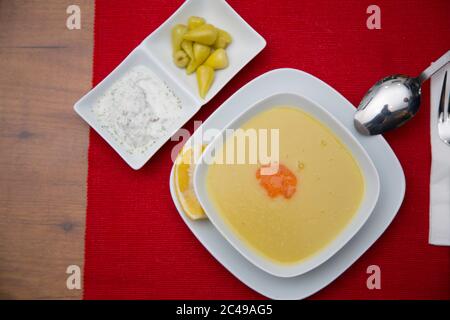 Portion de soupe de crème de lentilles maison dans la vue du dessus de l'assiette Banque D'Images